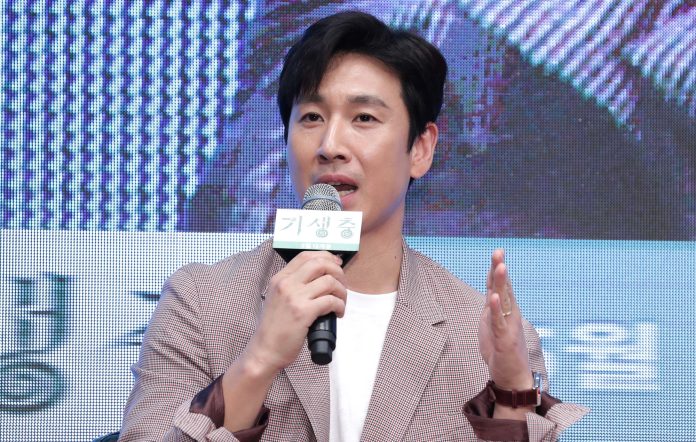 Aktor ‘Parasite’ Lee Sun Kyun Meninggal, Diduga Bunuh Diri